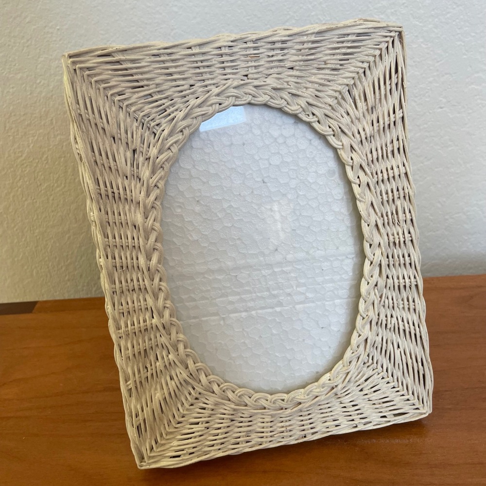 Vintage White Wicker Photo Frame w/ Glass Covering 6 x 4" Oval‎ Country Cottage